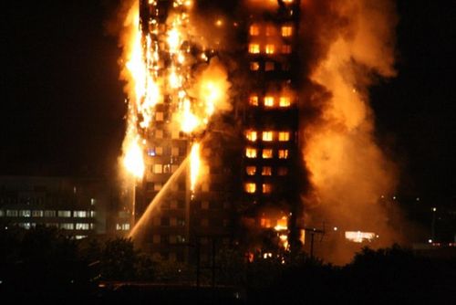 Bàng hoàng hình ảnh tòa tháp 27 tầng ở London sau khi ngọn lửa thui rụi - Ảnh 4