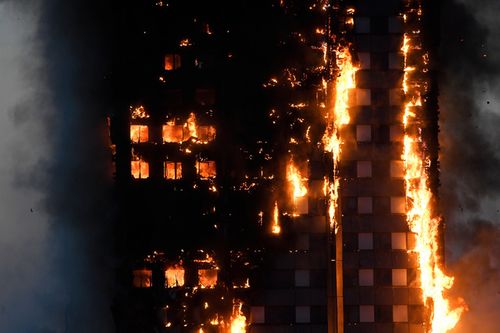 Bàng hoàng hình ảnh tòa tháp 27 tầng ở London sau khi ngọn lửa thui rụi - Ảnh 5