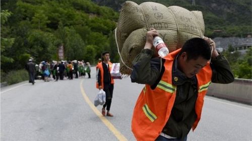Nỗi đau không tả xiết của người dân tại vùng lở đất ở Trung Quốc khiến hơn 110 người mất tích - Ảnh 23