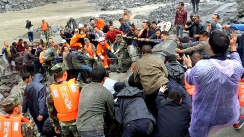 Nỗi đau không tả xiết của người dân tại vùng lở đất ở Trung Quốc khiến hơn 110 người mất tích - Ảnh 4