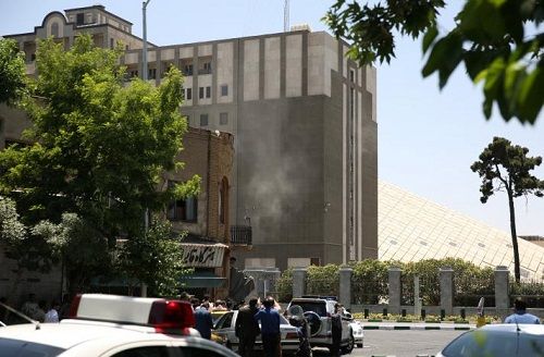 Xả súng tại Quốc hội và lăng mộ cố lãnh đạo Iran, ít nhất 8 người chết - Ảnh 2