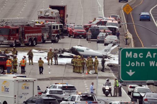 Máy bay bốc cháy kinh hoàng khi lao xuống đường cao tốc tại Mỹ - Ảnh 3