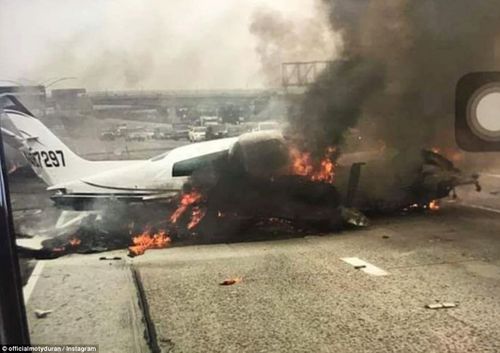 Máy bay bốc cháy kinh hoàng khi lao xuống đường cao tốc tại Mỹ - Ảnh 1