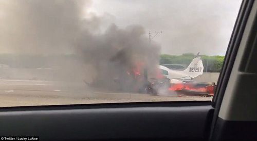 Máy bay bốc cháy kinh hoàng khi lao xuống đường cao tốc tại Mỹ - Ảnh 2
