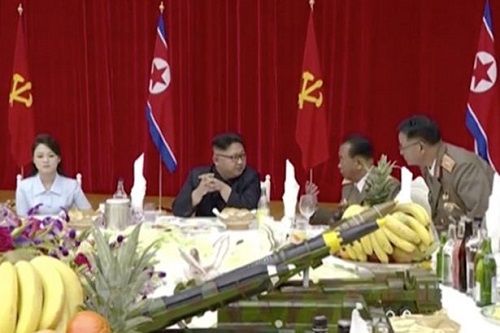 Vợ chủ tịch Kim Jong-un bất ngờ xuất hiện bên cạnh chồng sau 4 tháng “ở ẩn” - Ảnh 1