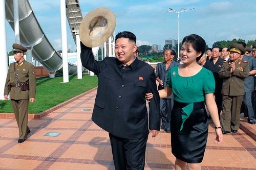 Vợ chủ tịch Kim Jong-un bất ngờ xuất hiện bên cạnh chồng sau 4 tháng “ở ẩn” - Ảnh 2