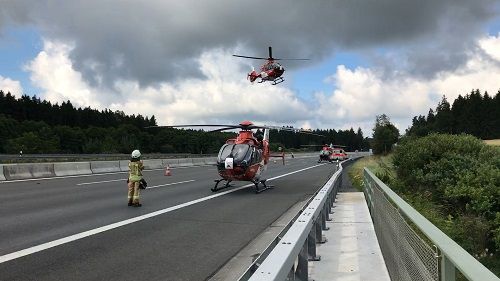 Đức: Xe buýt đâm xe tải trên cao tốc, 48 người thương vong - Ảnh 1
