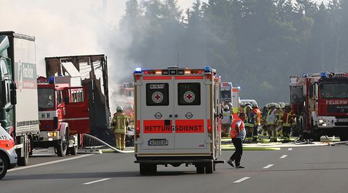 Đức: Xe buýt đâm xe tải trên cao tốc, 48 người thương vong - Ảnh 2