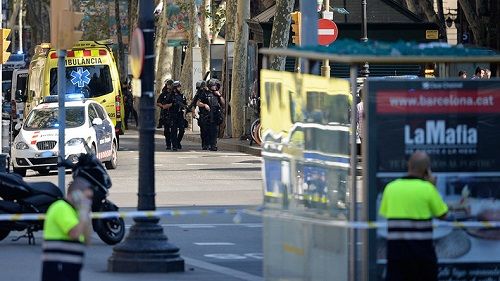 Vụ khủng bố ở Barcelona: Chiếc xe tải lao với vận tốc 80-100 km/h - Ảnh 1