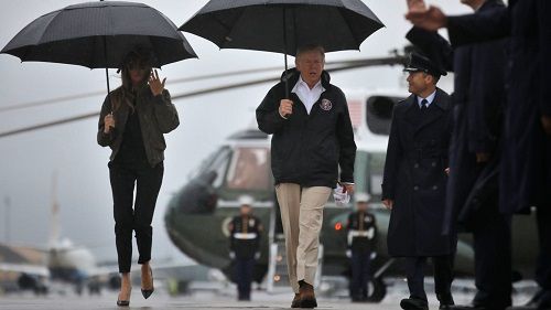 Vợ Tổng thống Trump bị chỉ trích vì đi giày cao gót đến thăm vùng tâm bão - Ảnh 2