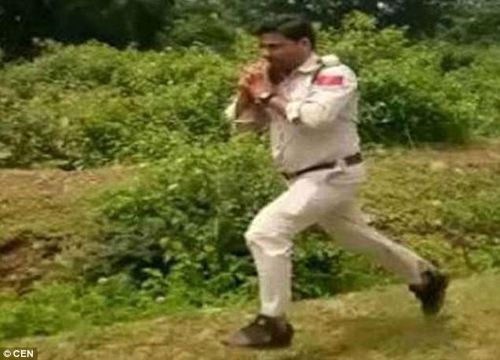 Sĩ quan Ấn Độ dũng cảm vác bom chạy bộ 1km để cứu 400 học sinh - Ảnh 1