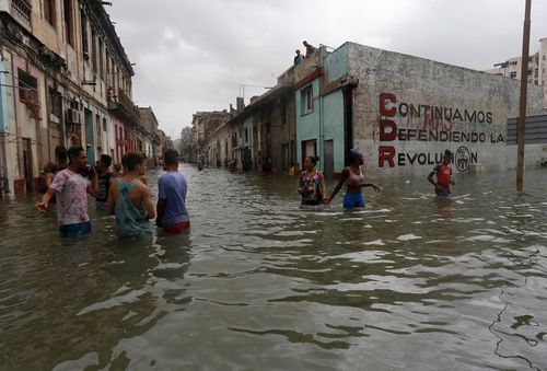 Bão Irma gây sóng cao 6 m, biến thủ đô Cuba thành ‘bể nước lớn’ - Ảnh 1