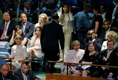 Biểu cảm của những người có mặt khi ông Trump phát biểu “hủy diệt” Triều Tiên - Ảnh 2