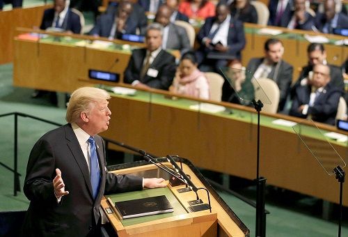 Biểu cảm của những người có mặt khi ông Trump phát biểu “hủy diệt” Triều Tiên - Ảnh 1