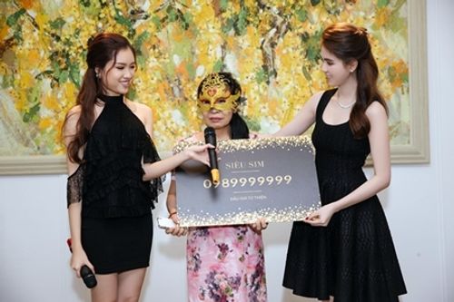 Nữ đại gia giấu mặt bỏ gần 19 tỷ mua siêu SIM 0989999999 của Ngọc Trinh - Ảnh 1