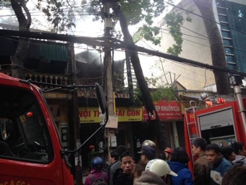 Hà Nội: Cửa hàng đồ gỗ bốc cháy ngùn ngụt trên phố Đê La Thành - Ảnh 2