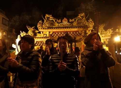 Người dân châu Á đi chùa cầu năm mới may mắn, bình an - Ảnh 3