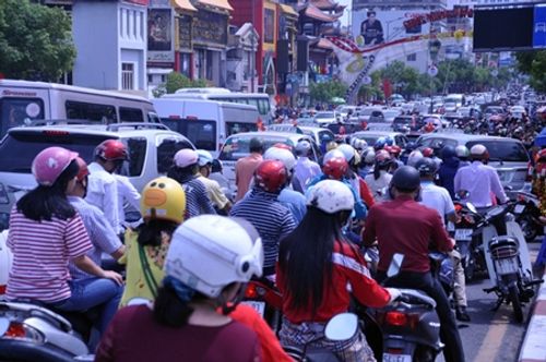 Mùng 1 Tết: Người dân đổ xô đi lễ chùa đầu năm, giao thông ách tắc - Ảnh 1