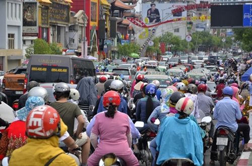 Mùng 1 Tết: Người dân đổ xô đi lễ chùa đầu năm, giao thông ách tắc - Ảnh 2