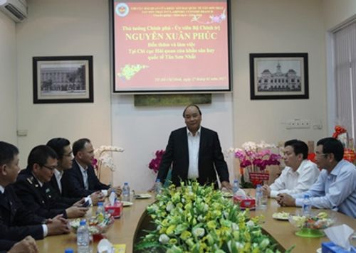 Thủ tướng kiểm tra hoạt động tại Hải quan sân bay quốc tế Tân Sơn Nhất - Ảnh 1