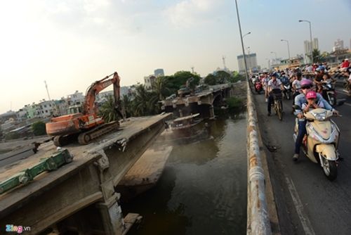 TP. Hồ Chí Minh: Khẩn trương tháo dỡ cầu 92 tuổi, bị xuống cấp trầm trọng - Ảnh 2