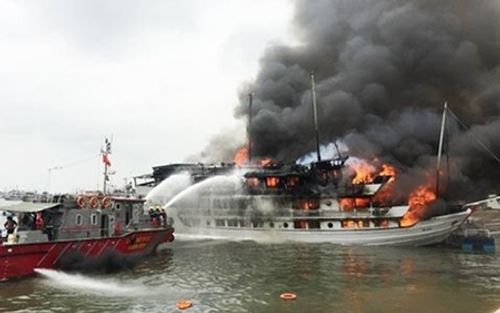 Lại cháy tàu du lịch trên vịnh Hạ Long - Ảnh 1