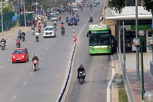 Gần 50 tài xế bị xử phạt vì lấn làn đường buýt nhanh BRT - Ảnh 1