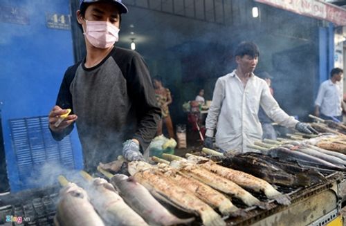 TP. Hồ Chí Minh: “Cháy hàng” cá lóc nướng trong ngày cúng Thần tài - Ảnh 1