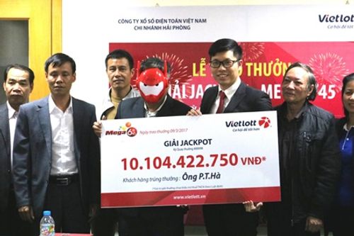 Khách hàng Quảng Ninh nhận giải Jackpot hơn 10 tỷ đồng - Ảnh 1