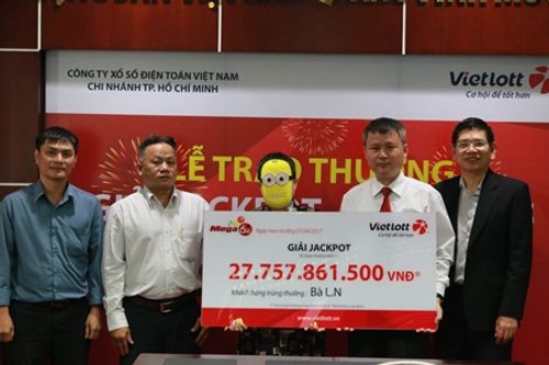 Nữ tiểu thương may mắn ở TP. Hồ Chí Minh nhận giải Vietlott 27,7 tỷ đồng - Ảnh 1