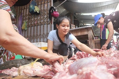 Bán thịt lợn giá rẻ bị hắt dầu luyn: Người dân Hải Phòng chen chân ủng hộ chị Xuyến - Ảnh 1