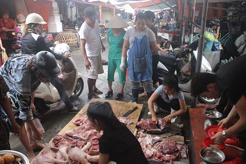 Bán thịt lợn giá rẻ bị hắt dầu luyn: Người dân Hải Phòng chen chân ủng hộ chị Xuyến - Ảnh 2