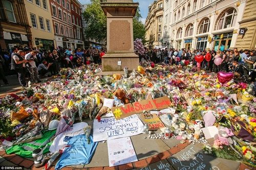 Nước Anh mặc niệm 22 nạn nhân vụ đánh bom liều chết tại Manchester - Ảnh 2
