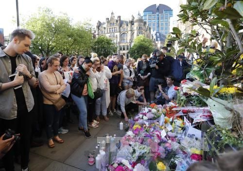 Nước Anh mặc niệm 22 nạn nhân vụ đánh bom liều chết tại Manchester - Ảnh 1