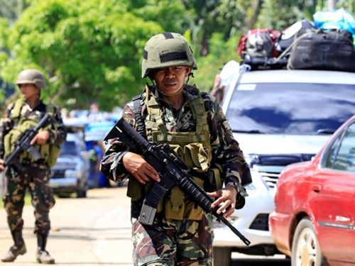 Quân đội Philippines giải cứu 78 con tin, tiêu diệt 13 phiến quân khủng bố - Ảnh 1