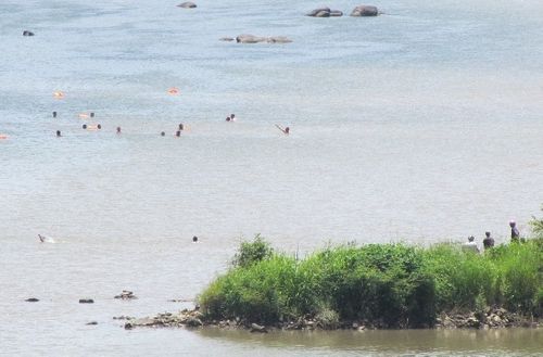 Vụ 4 HS chết đuối ở Phú Yên: Đúng quy trình nhưng... thiếu cảnh báo - Ảnh 1