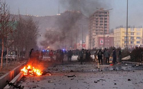Xe bom phát nổ ở ở Afghanistan khiến hơn 80 người thương vong - Ảnh 1