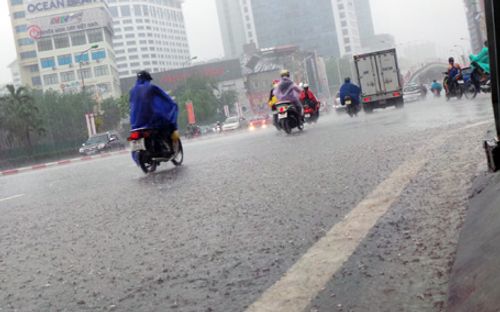 Dự báo thời tiết ngày 28/6: Hà Nội bắt đầu đợt mưa lớn, đề phòng gió giật mạnh - Ảnh 1