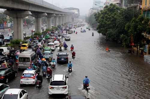 Bắc Bộ mưa dông đến cuối tuần, Hà Nội đối diện với nguy cơ ngập nặng - Ảnh 1