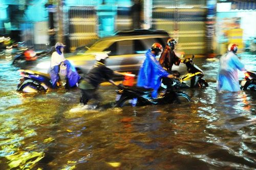 Dự báo thời tiết ngày 22/9: TP. Hồ Chí Minh mưa kéo dài 2-3 ngày, đề phòng tố, lốc - Ảnh 1