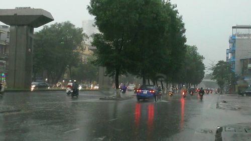 Dự báo thời tiết ngày 23/9: Hà Nội mưa về đêm, Sài Gòn đề phòng tố, lốc - Ảnh 1