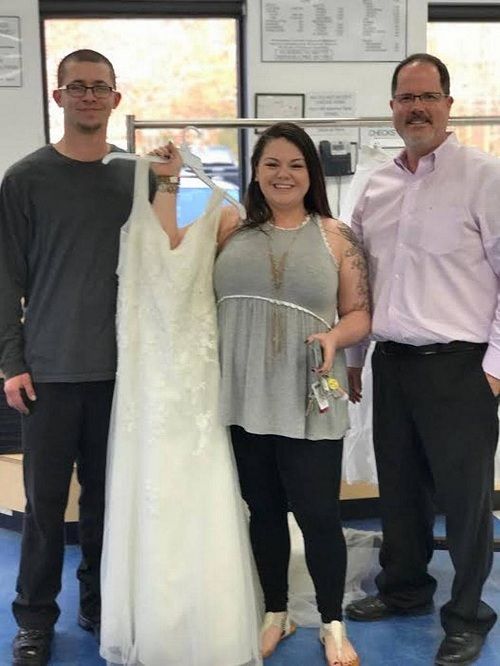 Cặp vợ chồng 'cầu cứu' dân mạng tìm lại chiếc váy cưới do nhầm lẫn khi từ thiện - Ảnh 1