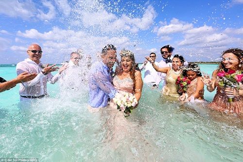 Chiêm ngưỡng đám cưới ngâm mình dưới đại dương của cặp đôi ở Mexico - Ảnh 2