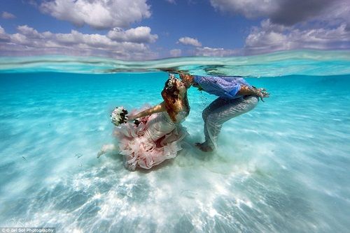 Chiêm ngưỡng đám cưới ngâm mình dưới đại dương của cặp đôi ở Mexico - Ảnh 3