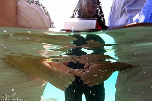 Chiêm ngưỡng đám cưới ngâm mình dưới đại dương của cặp đôi ở Mexico - Ảnh 5