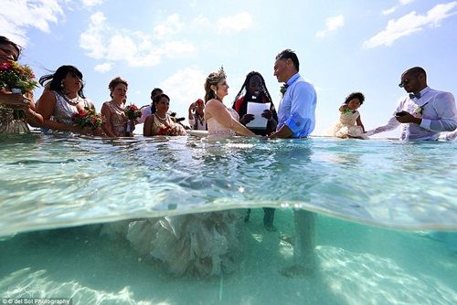 Chiêm ngưỡng đám cưới ngâm mình dưới đại dương của cặp đôi ở Mexico - Ảnh 1