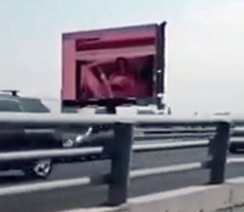 Lính cứu hỏa tử vong vì cố tắt bảng quảng cáo chiếu phim "nóng" trên đường - Ảnh 1