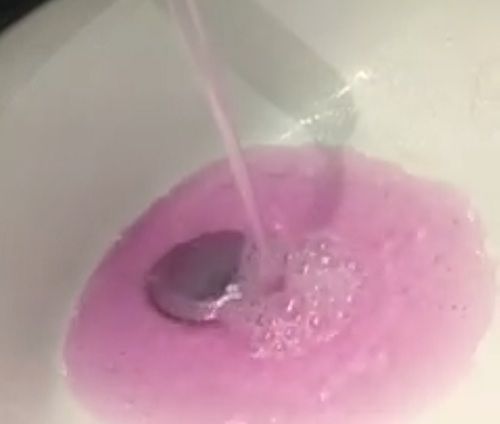Canada: Cả dân làng hoảng hốt khi nước máy bỗng chuyển sang màu hồng - Ảnh 1