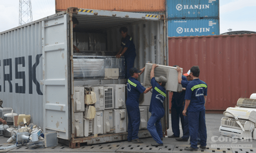 Phát hiện gần chục container chứa hàng cấm nhập vào Việt Nam - Ảnh 1