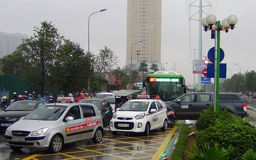 Hà Nội cấm taxi hoạt động trên nhiều tuyến đường vào giờ cao điểm - Ảnh 1